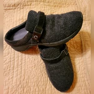 Women's Merrell Gray wool clog/slip-on shoe style is called Encore Size 8